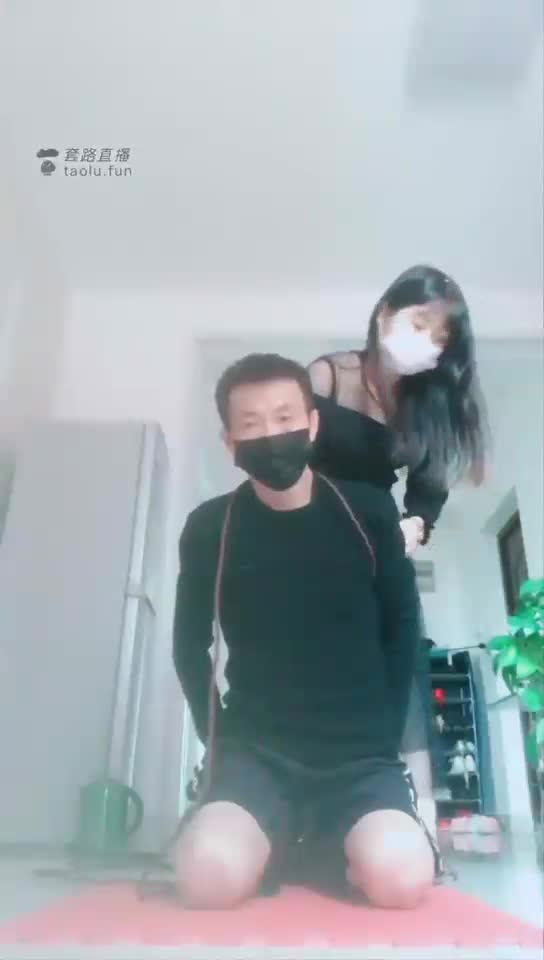 圈养奴吃黄金前绑起来虐一顿