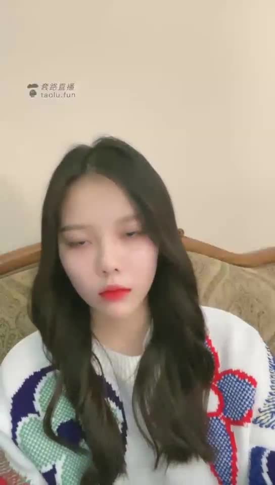 近距离仰视 膜拜主人美脚