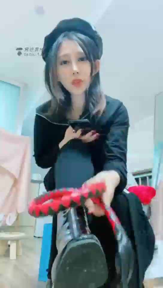 牛仔裤 皮靴 红绿灯