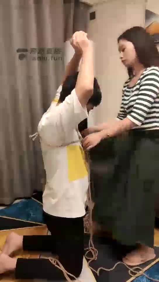 涵涵女王捆绑人字拖 羞辱m