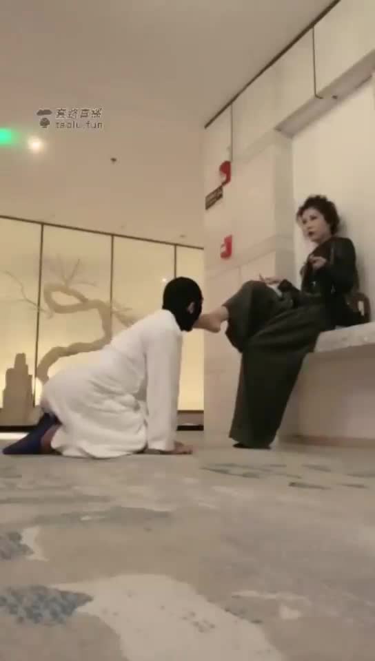 电梯口 深喉到吐出晚饭来 爽