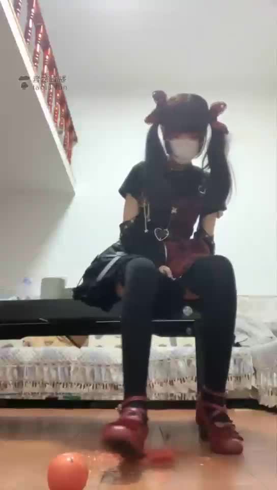 双马尾萝莉 踩番茄喂狗