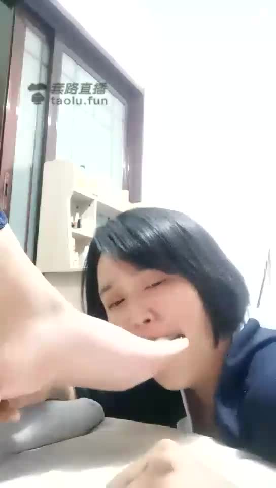 恋足女奴舔主人脚 吸主人棉袜