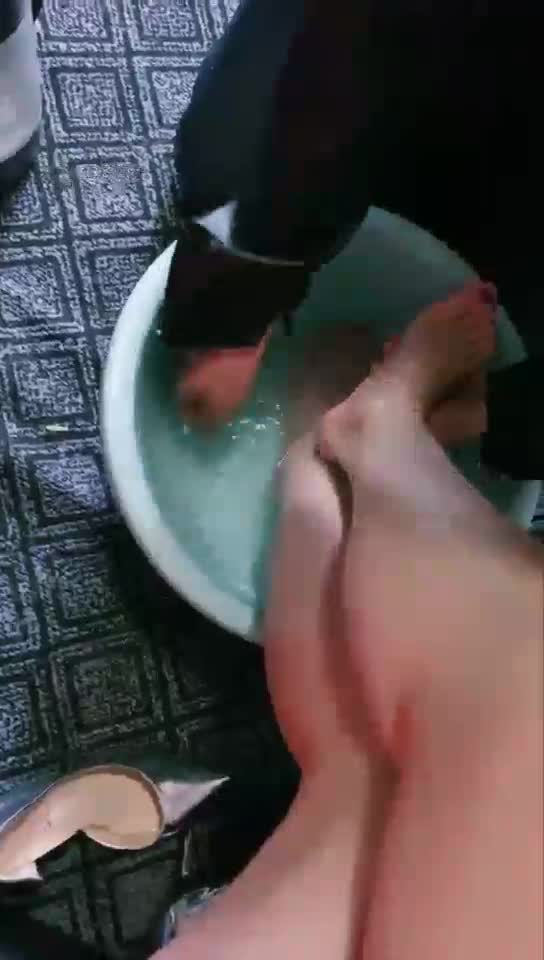 伺候洗脚 吃脚皮 洗脚水
