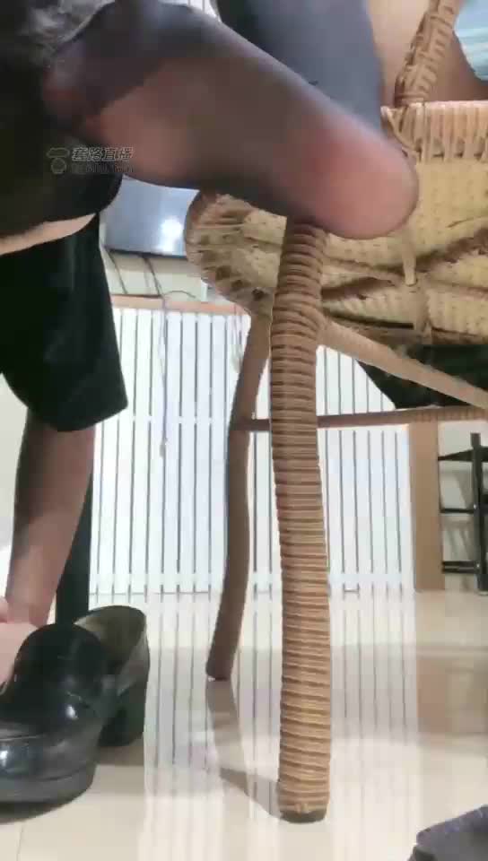 恋上学姐臭丝脚 舔个没完