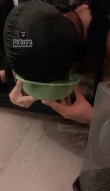 踢爆你罚跪的骚货贱货