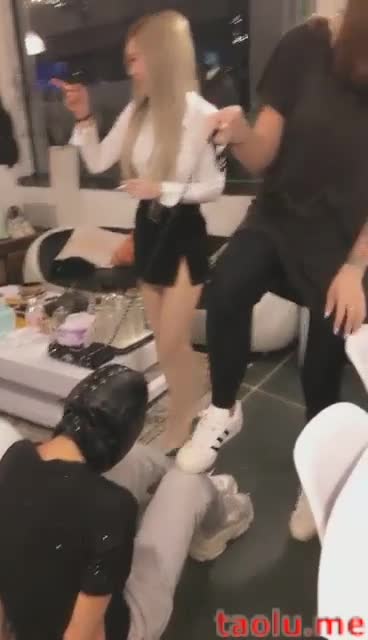 逼私奴喝公司女同事的圣水