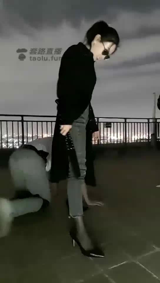 和苏曼 高清 天台调教小奶狗