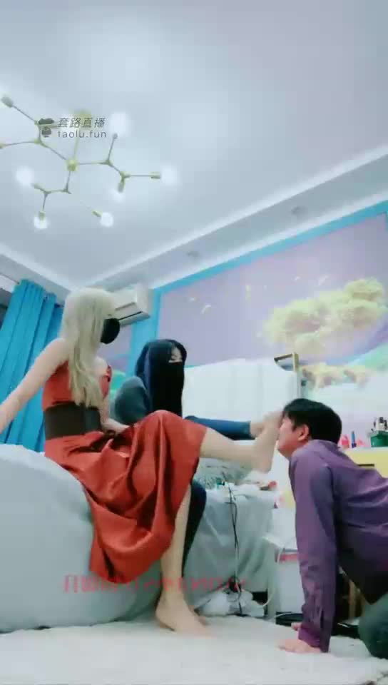 双女王调教喝洗脚水 淋圣水 舔脚 脚耳光
