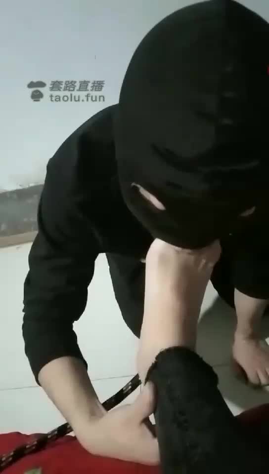 脚痒了 脚奴舔舔再洗