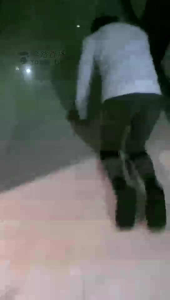 牵狗去楼梯口野调