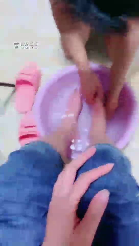 家奴伺候洗脚