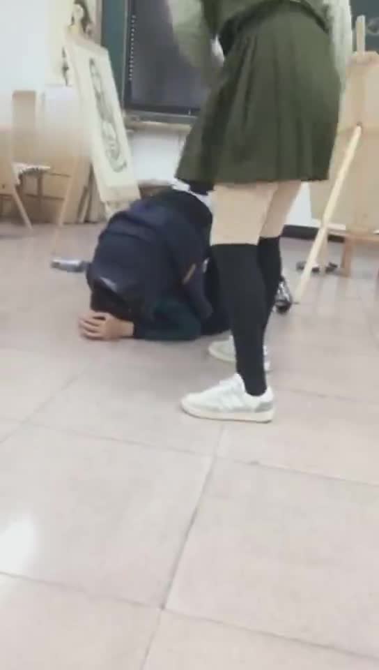 殴打在画室勾引闺蜜的渣男