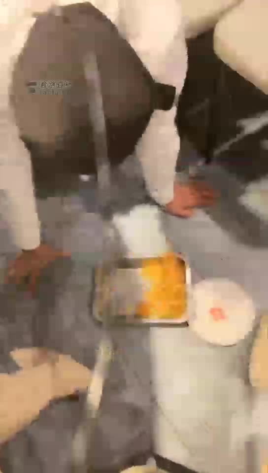 饭店喂食狗粮 服务员突然进来