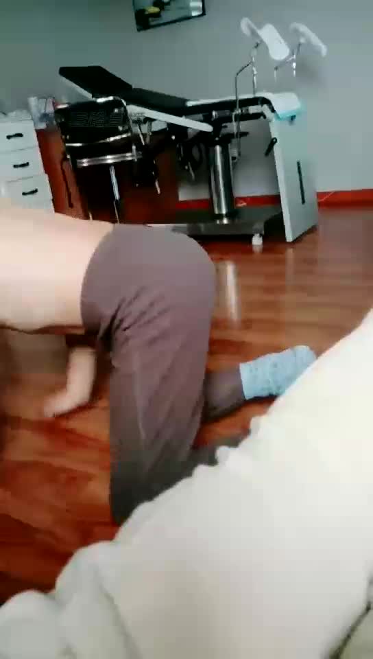 忠诚老狗伺候白脚丫