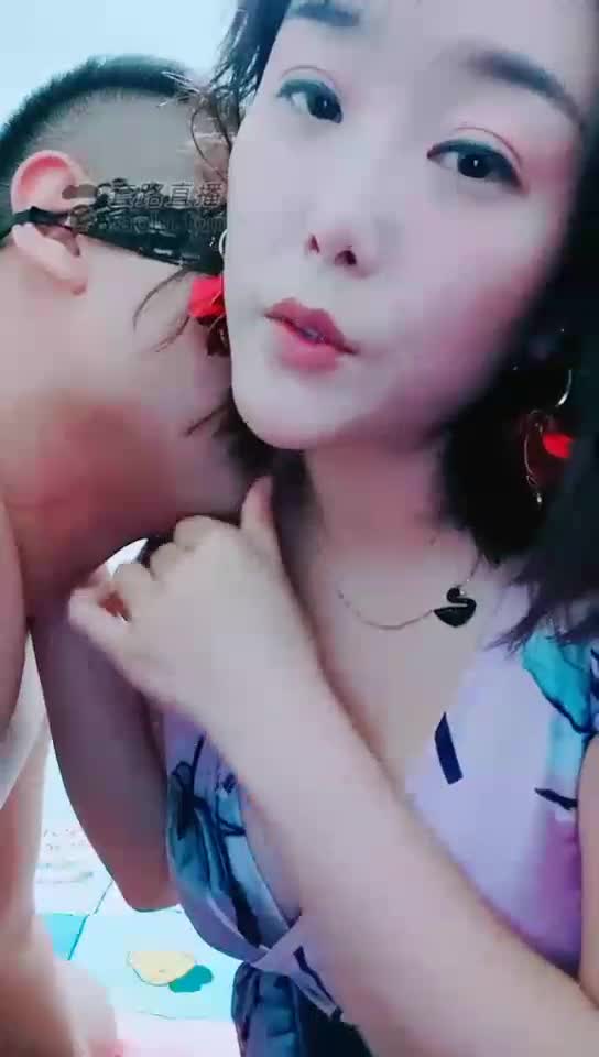 高清 舌吻绿帽老公废物。口舌伺候。
