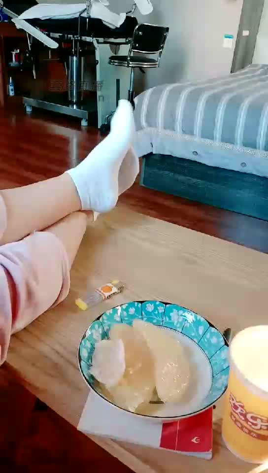 家奴伺候棉袜 暴抽耳光