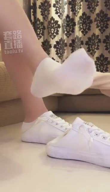 母狗脱袜子 黑丝 滚进来