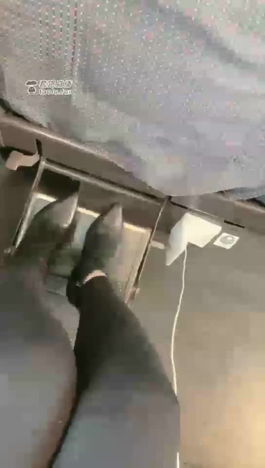 第一视角 高铁上的零食 圣痰 短靴诱惑