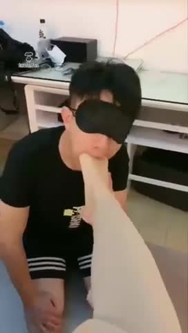 卧室调教恋足狗奴 舔脚 踩踏 
