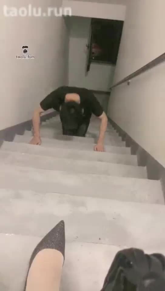 楼道教训私藏丝袜的畜牲
