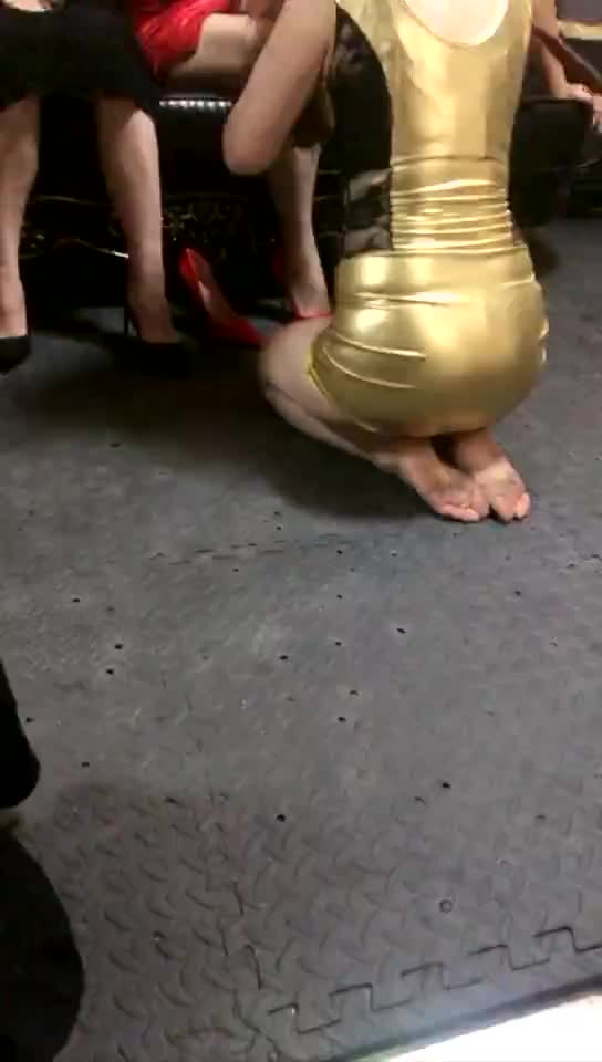 四女王群玩羞辱母狗