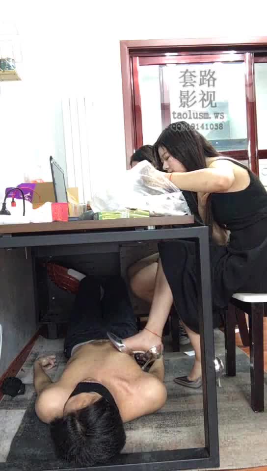 办公桌下的脚垫