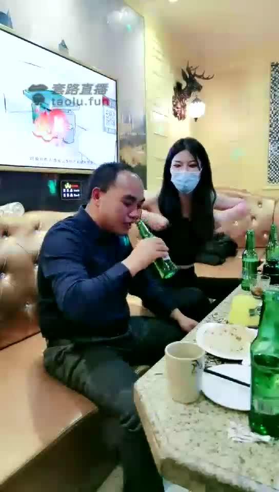 高清 KTV走错包间 变狗打狗辱狗 高个主人矮子狗 跪着就更矮了