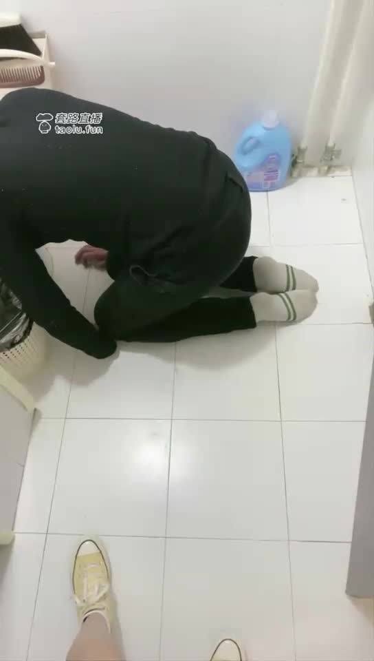 纹身男超重耳光打哭心疼