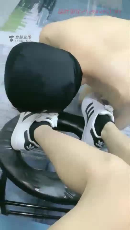 狗舌头刷干净小白鞋