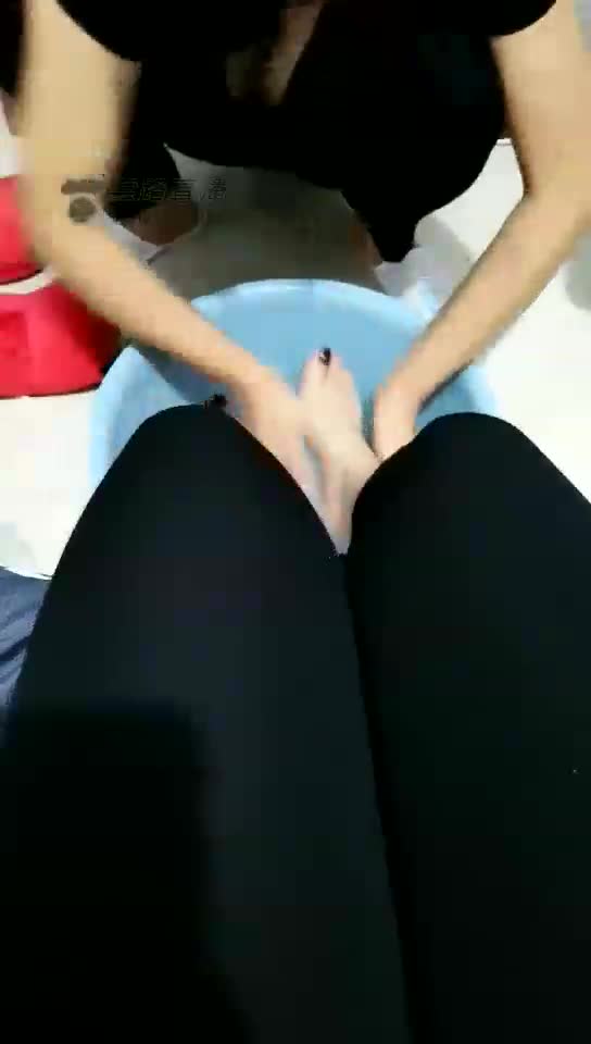 女奴伺候主人洗脚