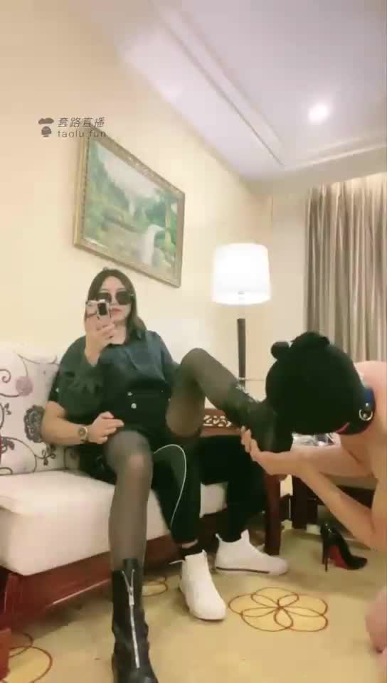 爸爸妈妈玩狗儿子