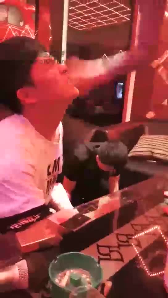 苏曼女王KTV惩罚双狗 续集