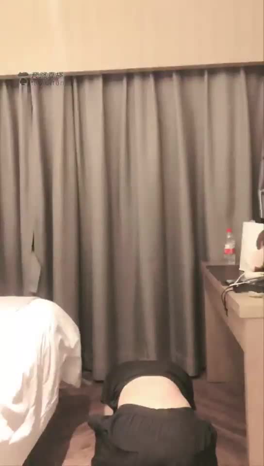 靴子踩狗 裸足踩狗 狗头像皮球