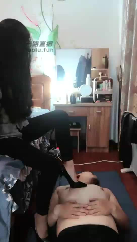 高跟踩肥肉 不踩变色不结束
