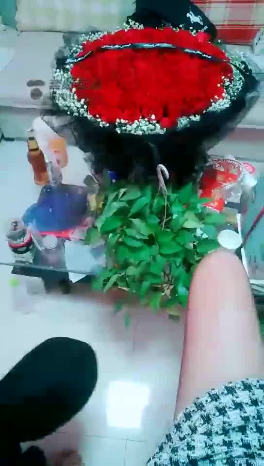 二公一母三狗给主过生日 圣水 耳光 舔鞋 很开心