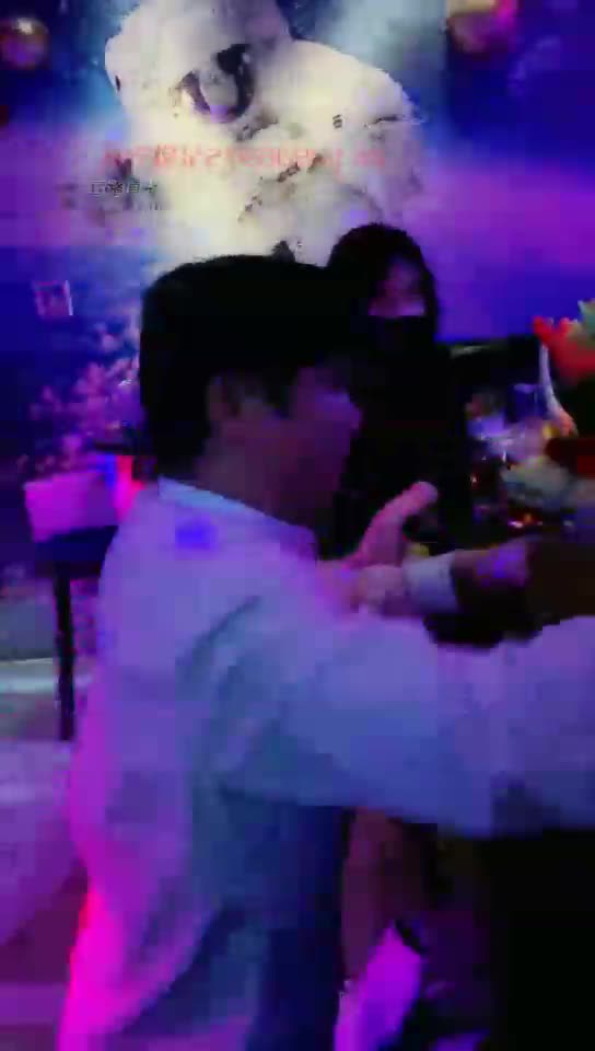 超劲爆KTV呕吐物 鼻涕 舔脚 踩踏