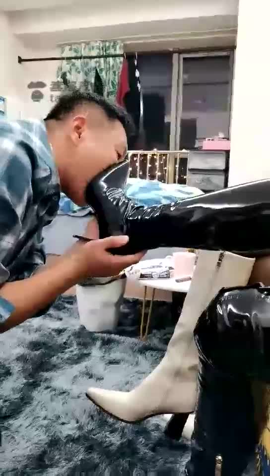 双女神黑白靴玩卑微舔狗