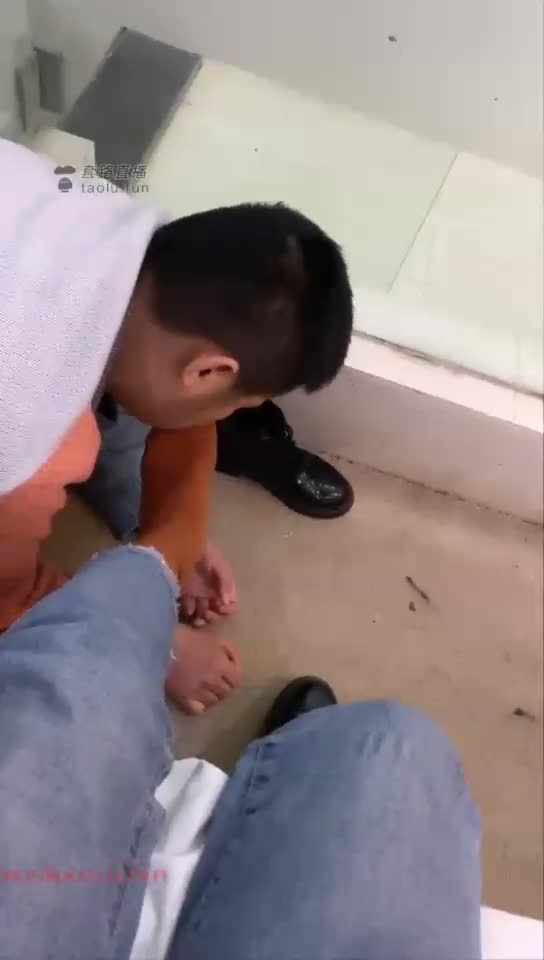 学生的脚垫 闻臭袜子