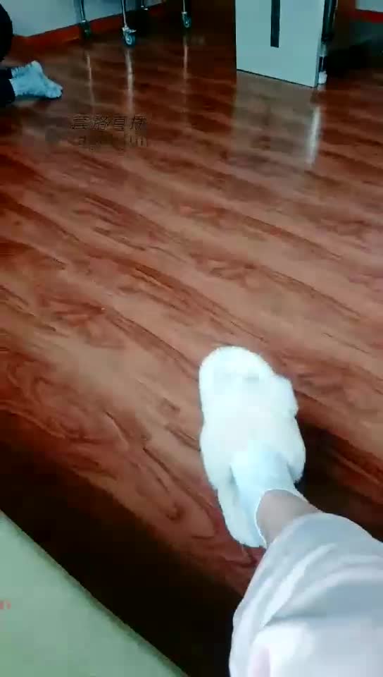 脚奴伺候的不错 赏赐晨尿和厕纸