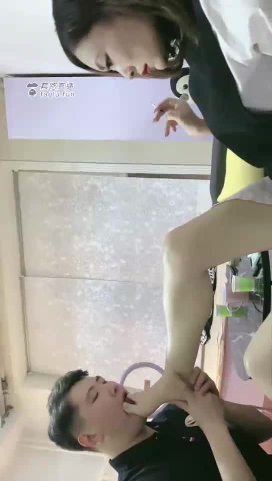 高清 玩小奶狗 舔高跟舔脚丫脚喂食 钻胯