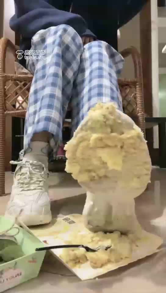 第一视角 学姐踩食物给你当宵夜好不好