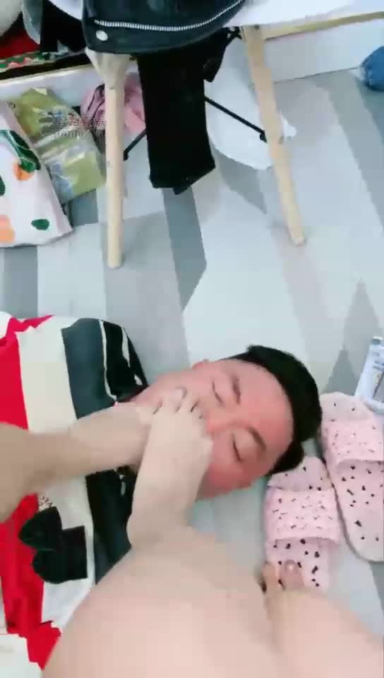 双主 舔脚聊天场