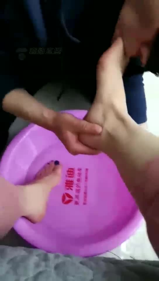 内裤套头上 贱奴用嘴伺候洗脚