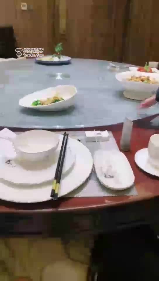 女奴饭桌下的伺候