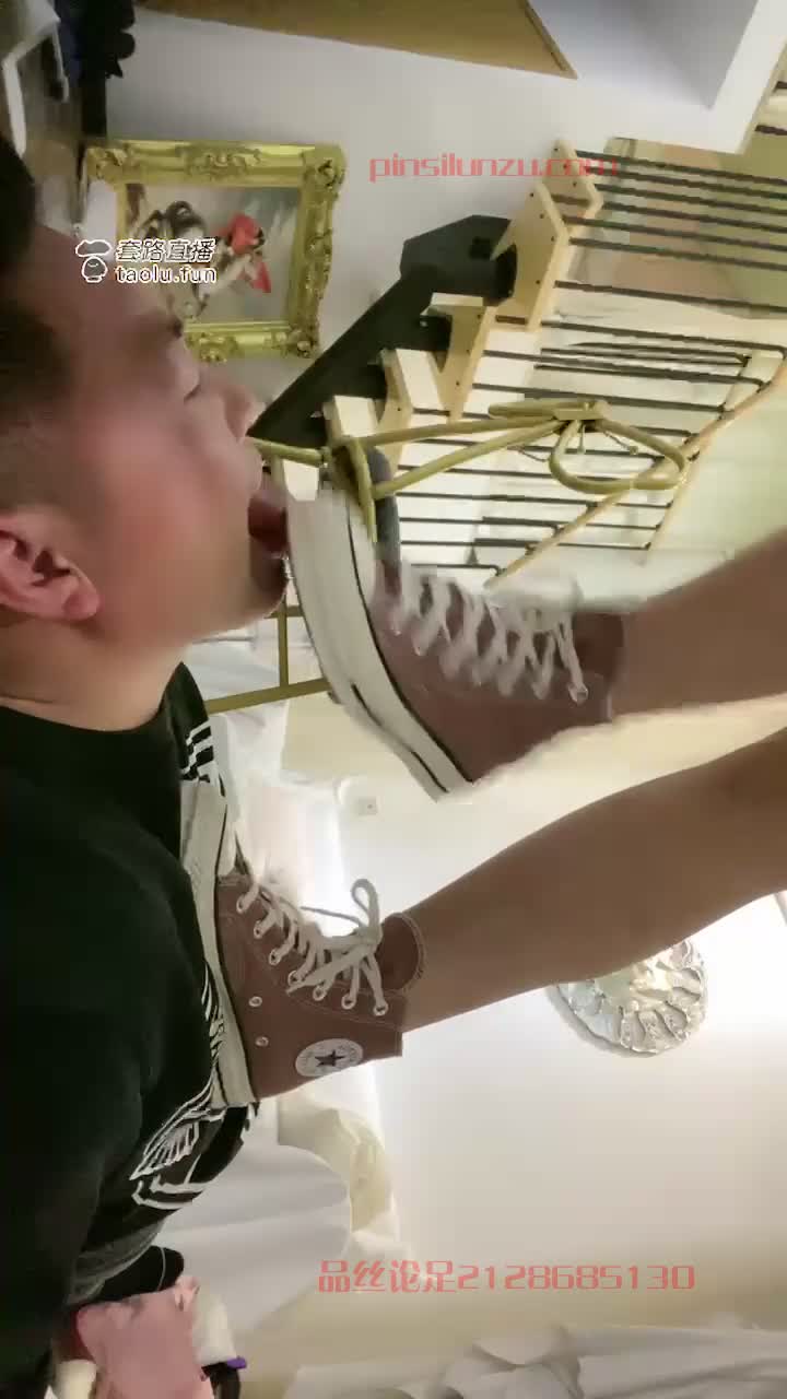 狗狗的第一次现实 喝圣水 舔帆布鞋 舔白袜