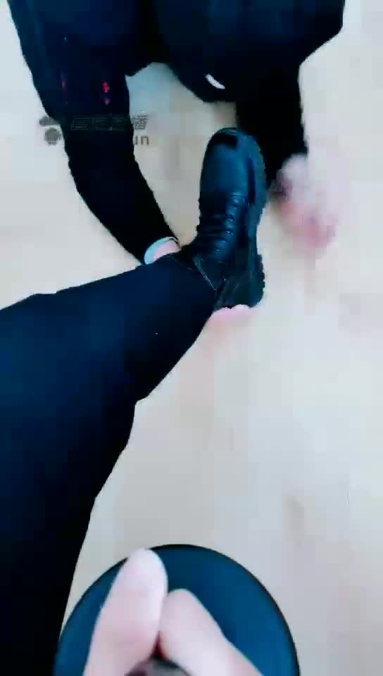 大皮靴 骑马 踩手 人体家具
