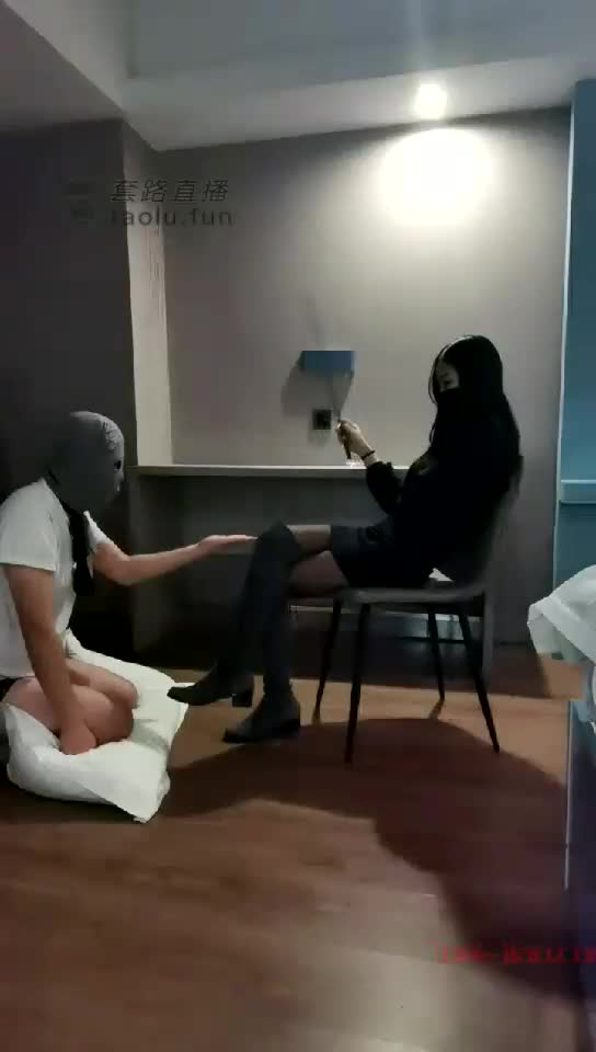 刚调完的贱狗又来找虐 上 女神超美长靴黑丝训狗