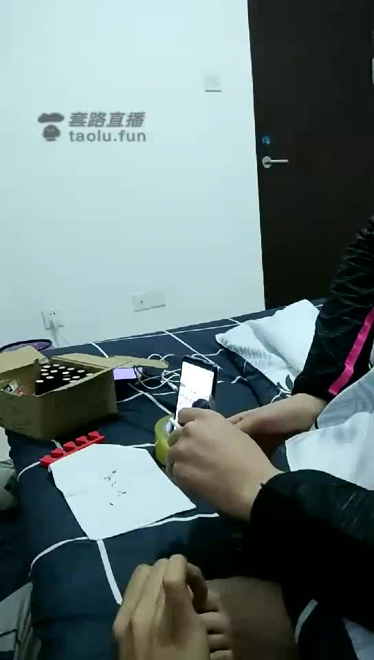 女奴给女主人修脚指甲 涂指甲油
