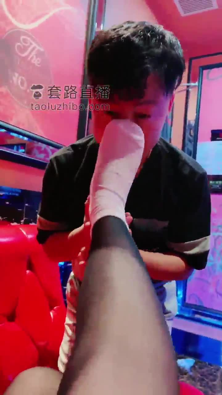 在KTV里面玩圣水